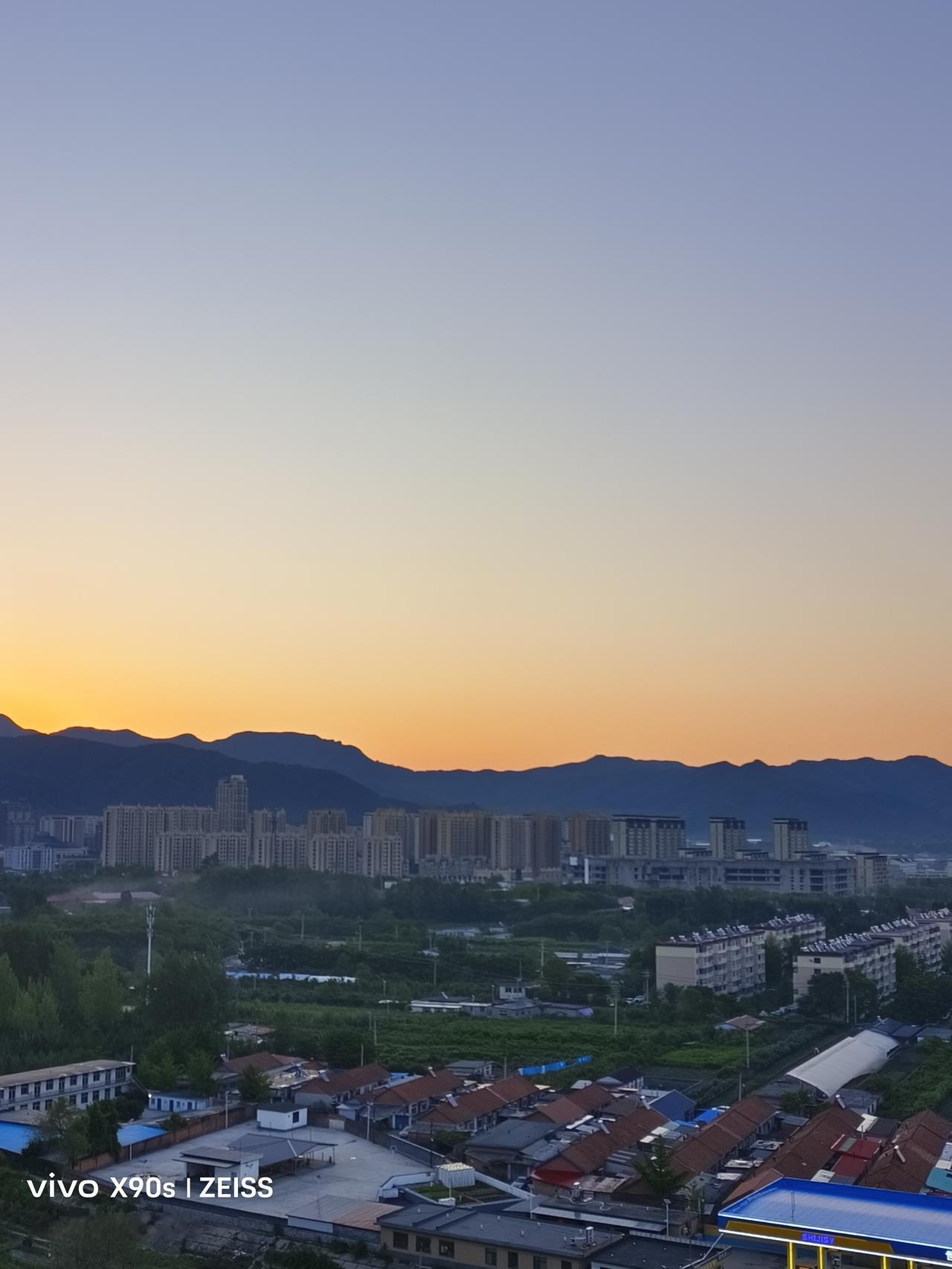 享受笫一缕阳光晨练者
太阳还在沉睡中，吃饱的手机唤醒了梦中的我，远处山峦渐醒中，