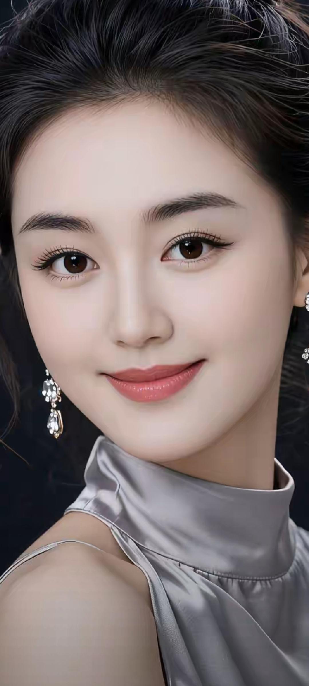 优雅气质，闪耀耳环，温柔微笑，时尚穿搭