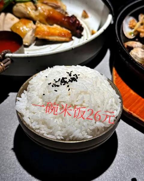 陕西渭南，7名游客爬完山到一家餐馆吃饭，点了3盆米饭和一些菜。谁知，在结账时，其