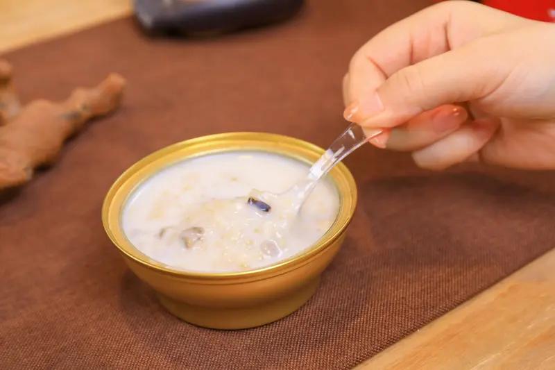 近日安徽池州，亲戚送的燕窝粥，女子好奇用手机扫燕窝粥外包装二维码，竟直接跳转到赌