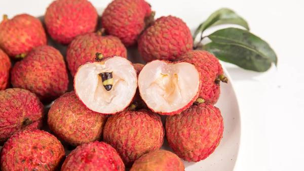 今年荔枝市场的剧烈波动，是“暖冬效应”与植物生物钟共同作用下的极端结果。

受2