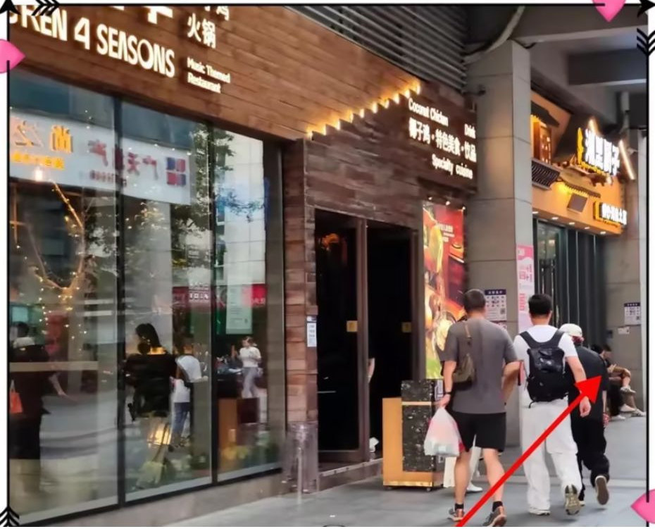 韩红深圳吃椰子鸡被偶遇，一身黑色穿搭，戴着墨镜，霸气十足！ 