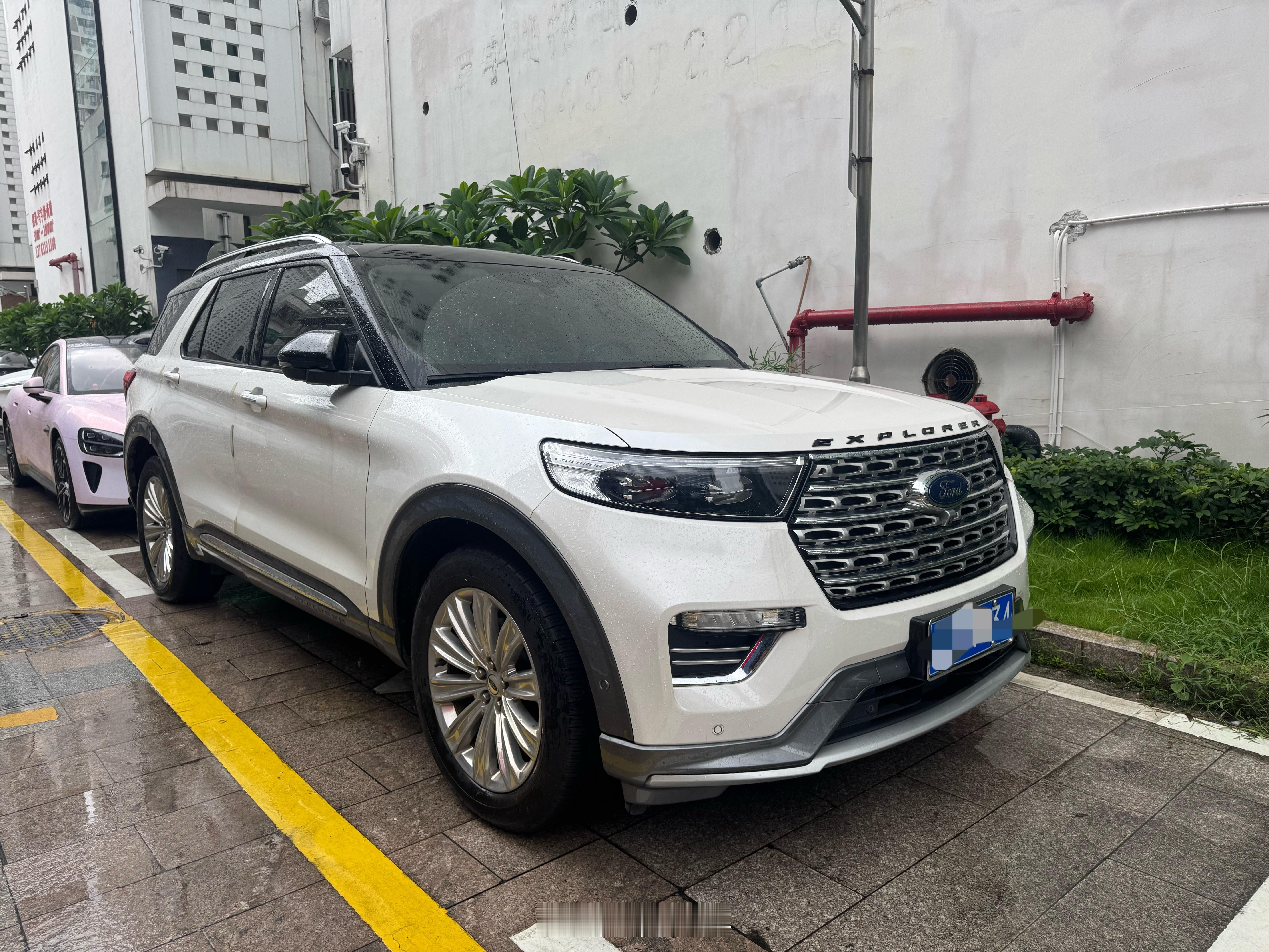 福特探险者，不管后面怎么改，这一代的造型最为经典，硬朗结实有辨识度，不接受反驳[