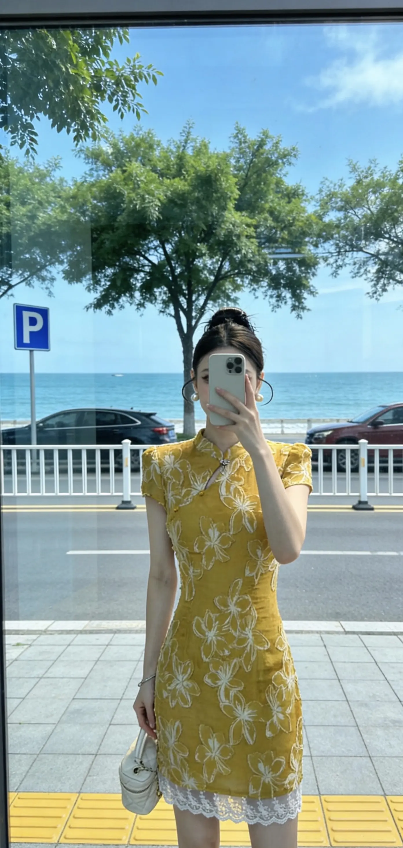 “这么漂亮的年纪 为什么不让自己快乐     人生何其短 要笑得格外甜。”