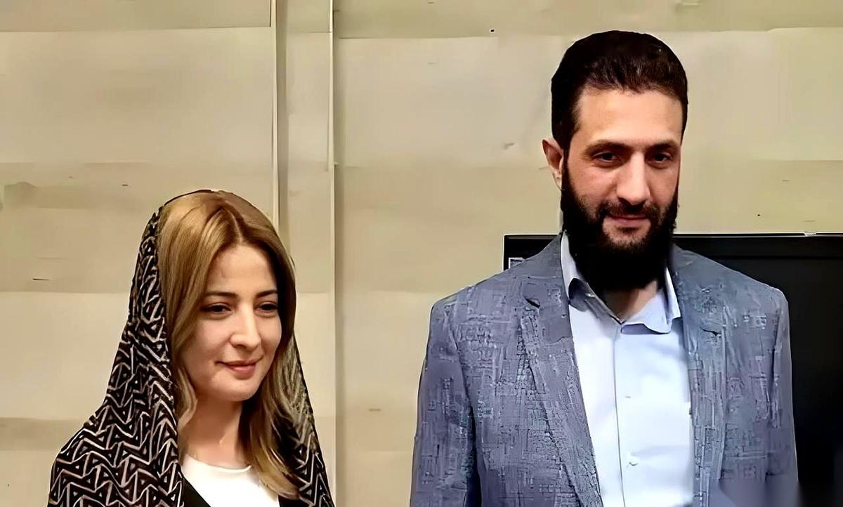 最近叙利亚那个叫朱拉尼的，挺忙啊。
到处跑，跟西方那几个大佬握手、喝咖啡，以为自