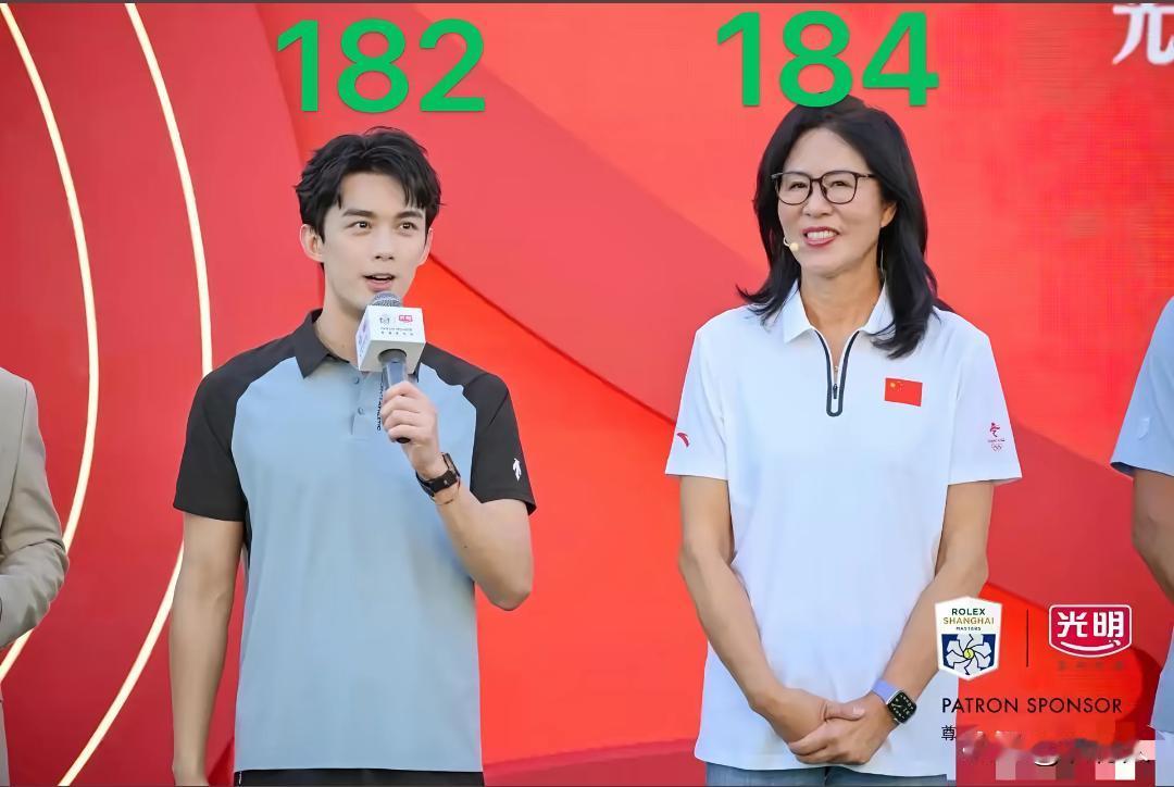 1米82的吴磊够高的了，没想到和1米84郎平站在一起显得这么矮。女人身材比例不一