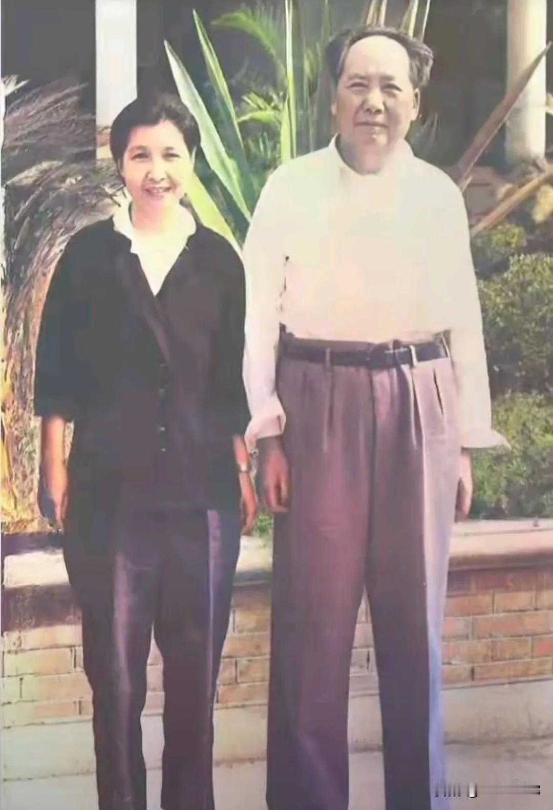 和毛主席站在一起，这位女同志是谁，我们大家都应该知道。
毛主席身穿白衬衫，配一长