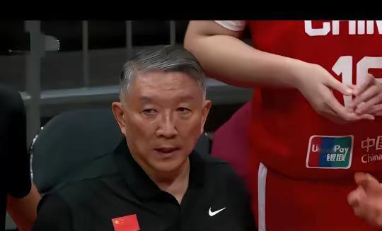 中国篮协花钱找来一个俱乐部球队，来与中国女篮打热身赛，在裁判的帮助下，打了两场赢