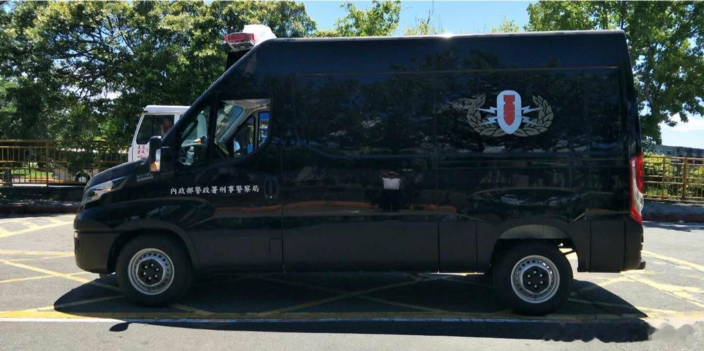 海峡对岸的依维柯 