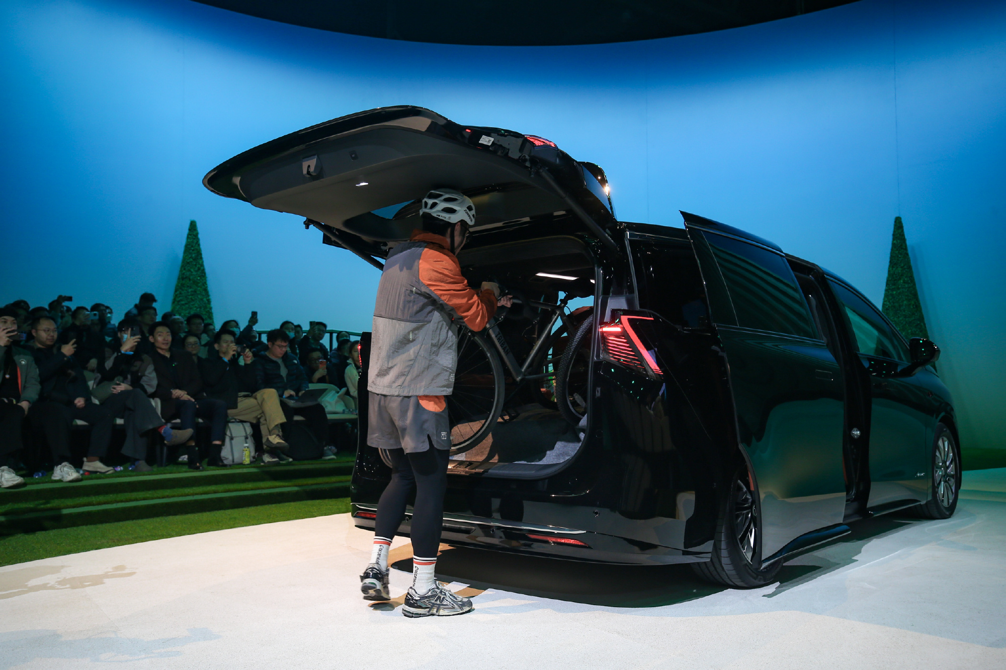 43.99万起别克世家上市即交付 别克这回把MPV卷出了新高度，这空间说是“别墅