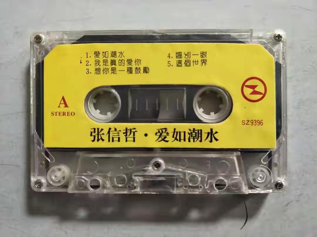 光阴是什么？
光阴是一个沾满尘土的行囊，
背在一个孤独的单行客身上，
装着许多欢