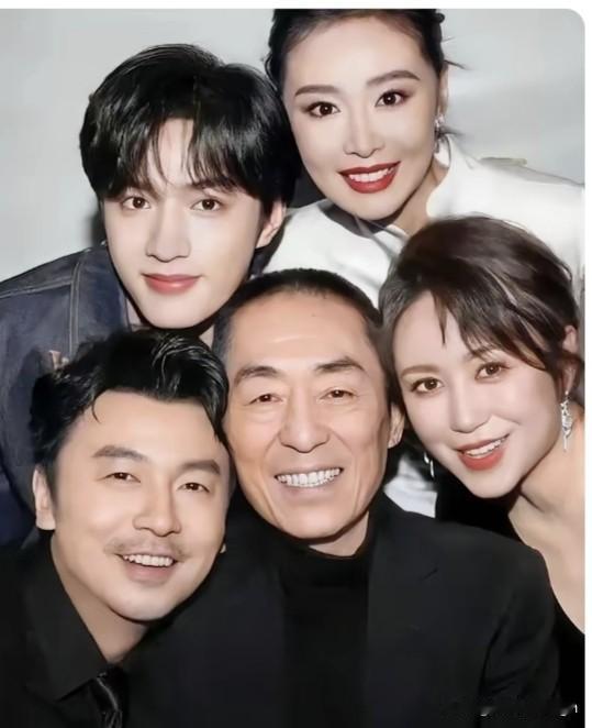 张艺谋导演在一众大牌老导演里十分特殊，陈凯歌近些年很少重拍新片，冯小刚估计也不会