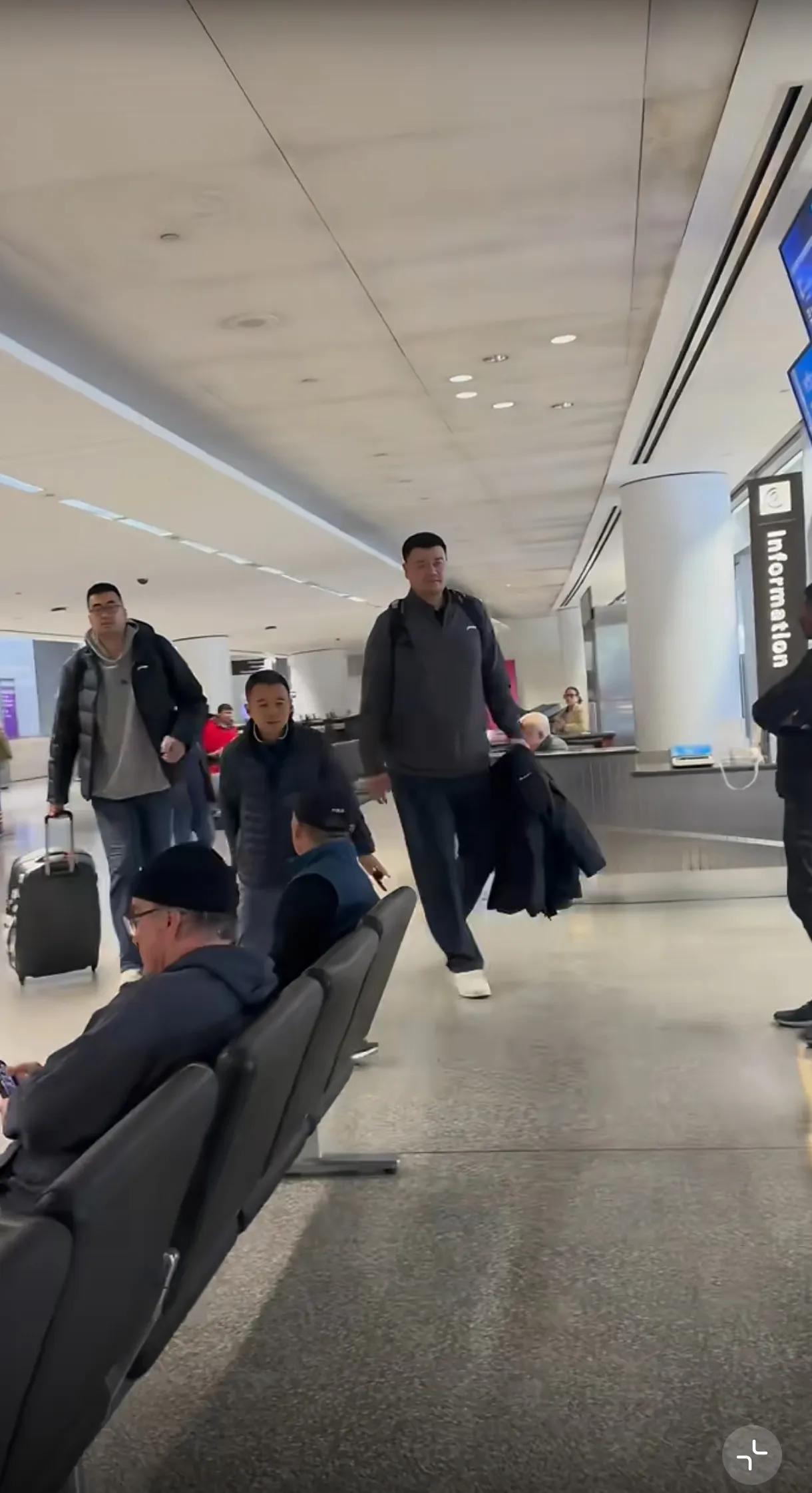 太高了，有人在旧金山偶遇姚明、张兆旭，两人都在2.2米以上，在机场显的鹤立鸡群，