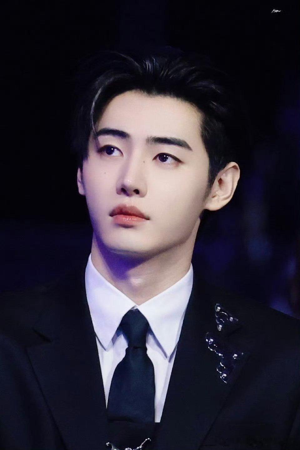 朴成训黑框眼镜帅成啥样了黑框眼镜把朴成训的颜值优势发挥到极致，高挺的山根，精致的