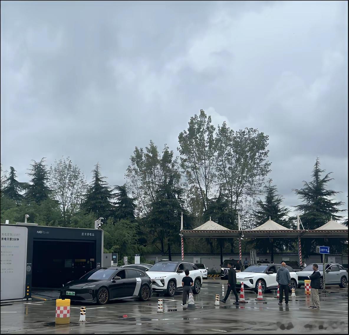 虽然说蔚来换电只要三分钟，但遇上国庆假期，换电也得排队，不过话说回来，总比充电快