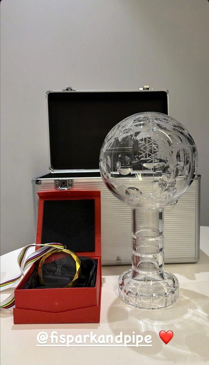 苏翊鸣晒水晶球奖杯 苏翊鸣在社媒晒出“水晶球”奖杯，这份荣誉背后，是脚踏实地的拼