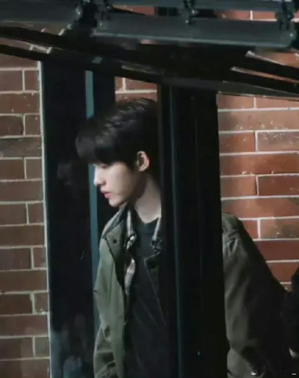 猫的树拍的董思成 猫的树的镜头太会讲故事，《今天是太阳雨》概念片满是韩系氛围。杨