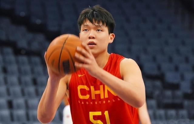 杨瀚森两次油漆区衔接掩护的低位，持球人怎么没按战术打呢？另外防挡拆的质量....