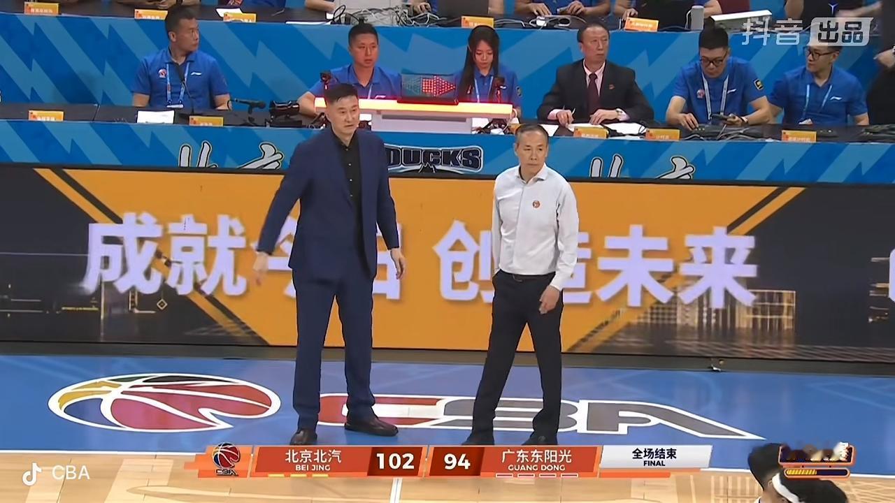 京粤大战的第一场比赛结束了！

        刚刚结束的北京北汽男篮主场迎战广