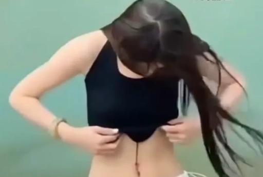 “太吓人了！”6月4日报道，云南，一女子在景区露腰拍照，低头时，发现肚脐上趴着一