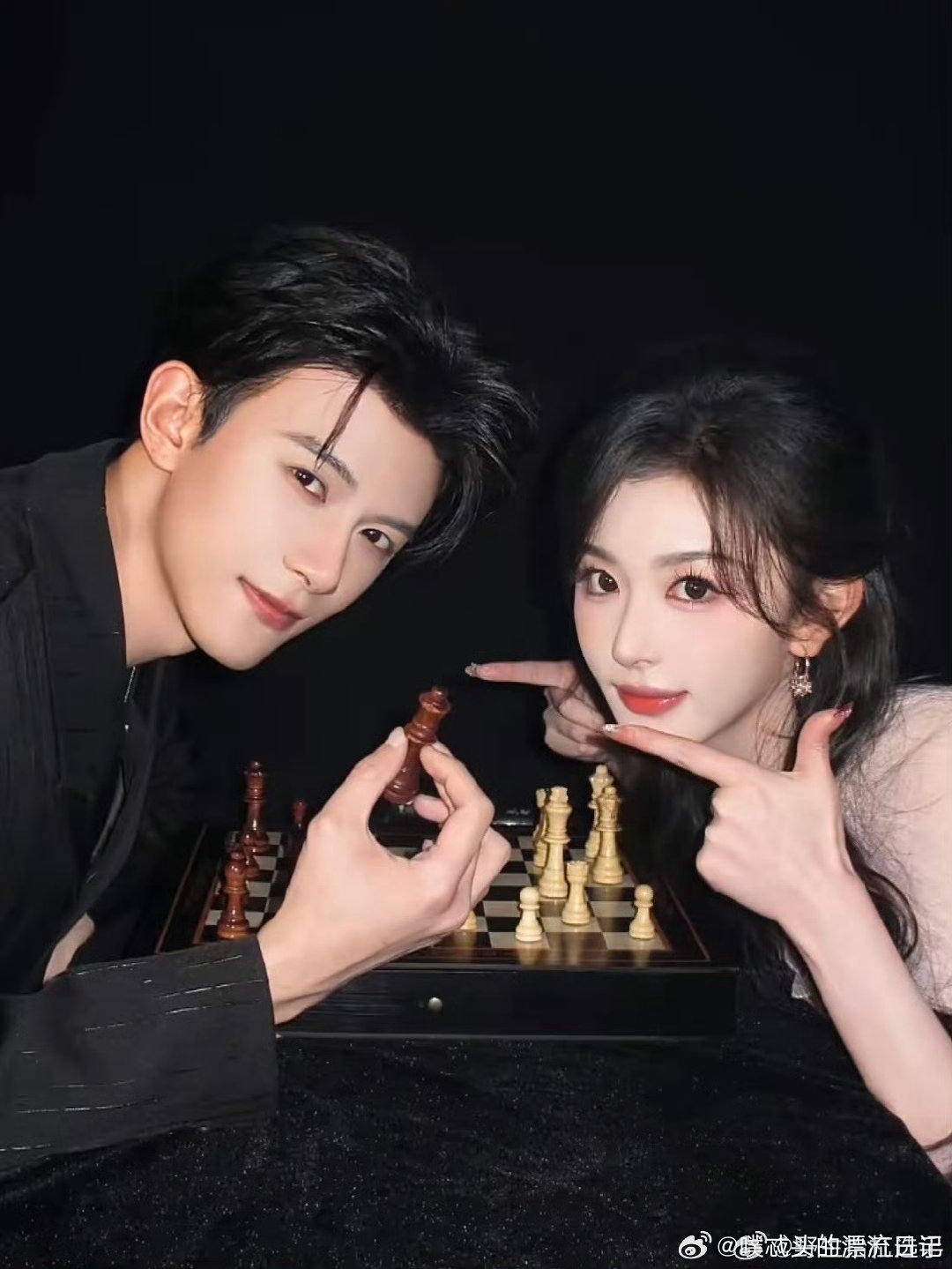 孔雪儿邓凯hi6路透双A氛围感你好星期六俊男美女同框即巅峰，孔雪儿优雅飒美，邓凯