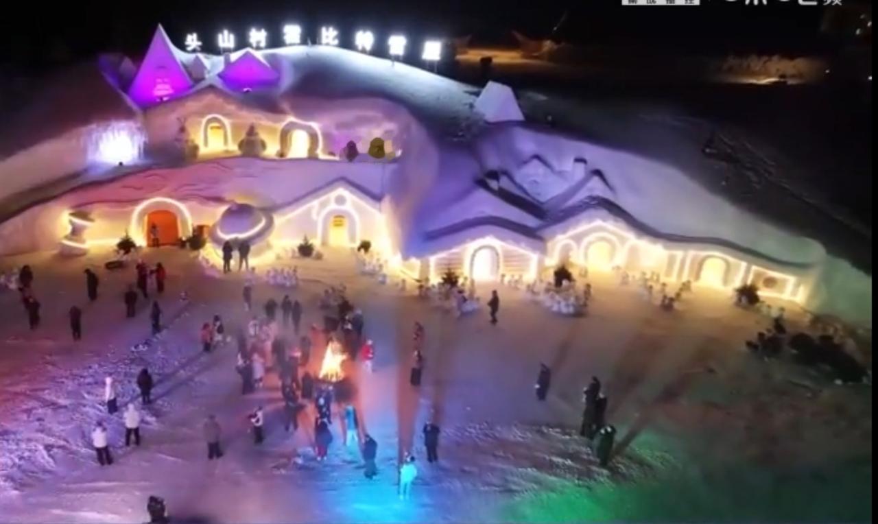 元旦假期将至，吉林推出特色冰雪新体验，头山村的霍比特雪屋在灯光映衬下宛如童话世界