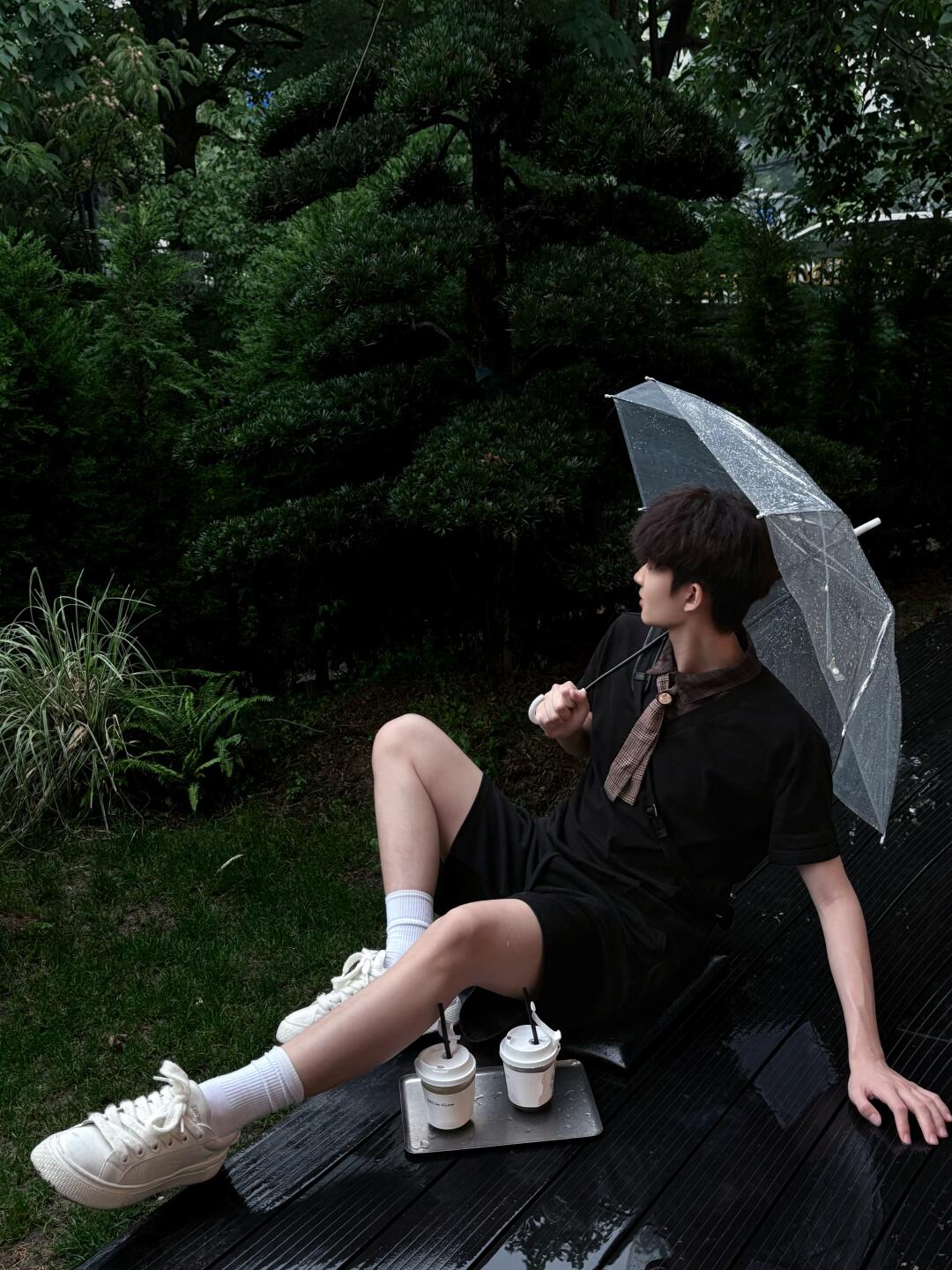 谁知道这时还在认真拍照，下一秒变成落汤鸡…