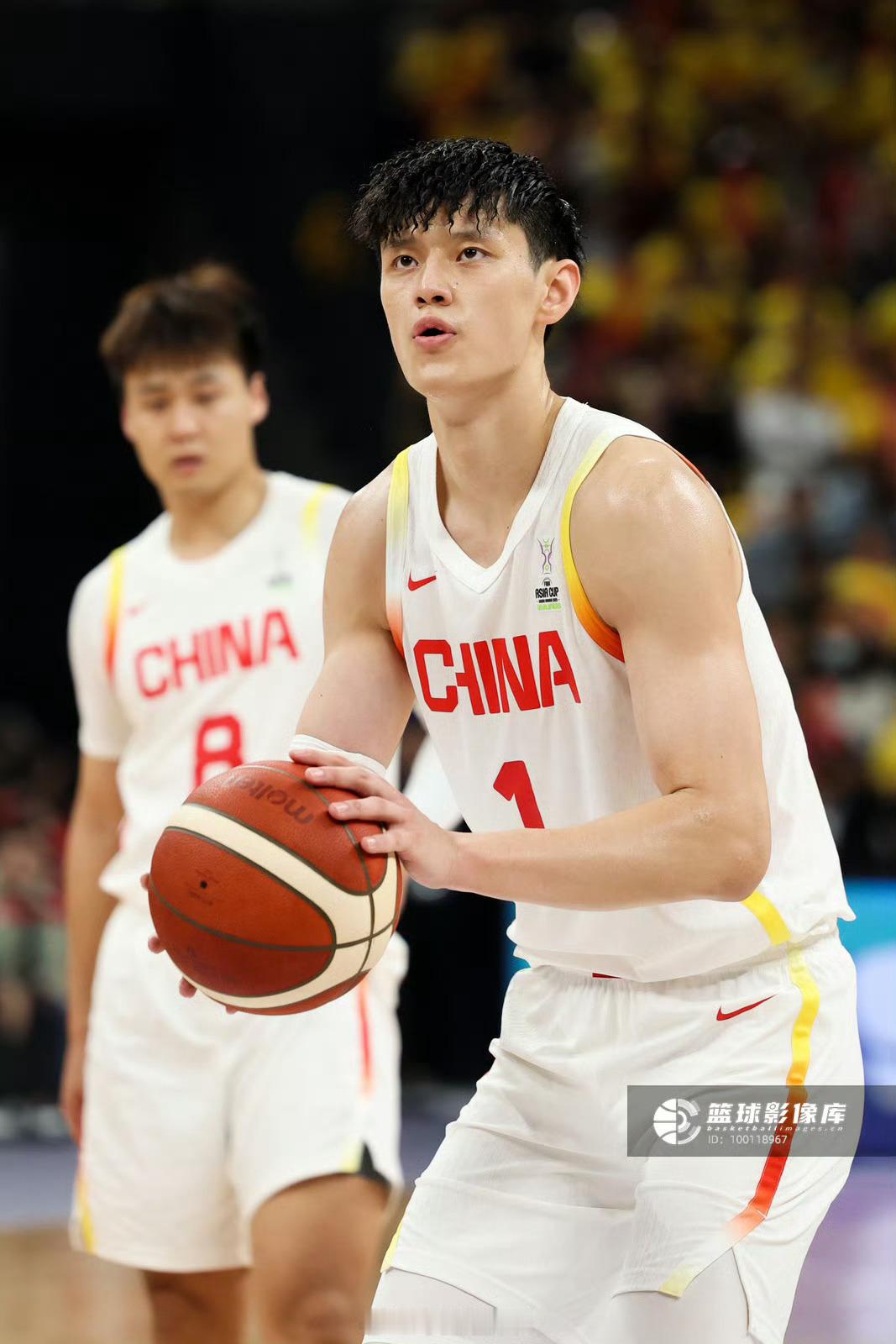 今天国家队集训报到，伤愈的小曾已经从澳洲回到北京参与集训。中国男篮正式进入202