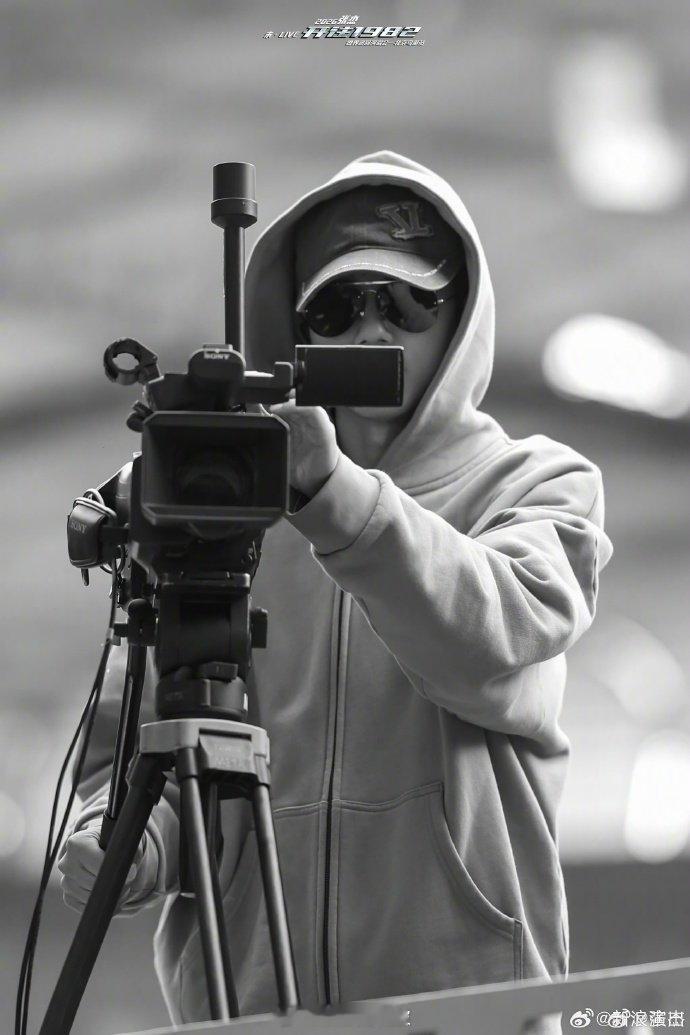 张杰晒粉丝对于演唱会的评论 舞台又稳又有新意，永远可以相信张杰的演唱会 