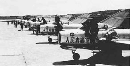 朝鲜战争中，志愿军飞行员张积慧升空迎敌，突然他发现前方水天相连的地方有一道道白烟