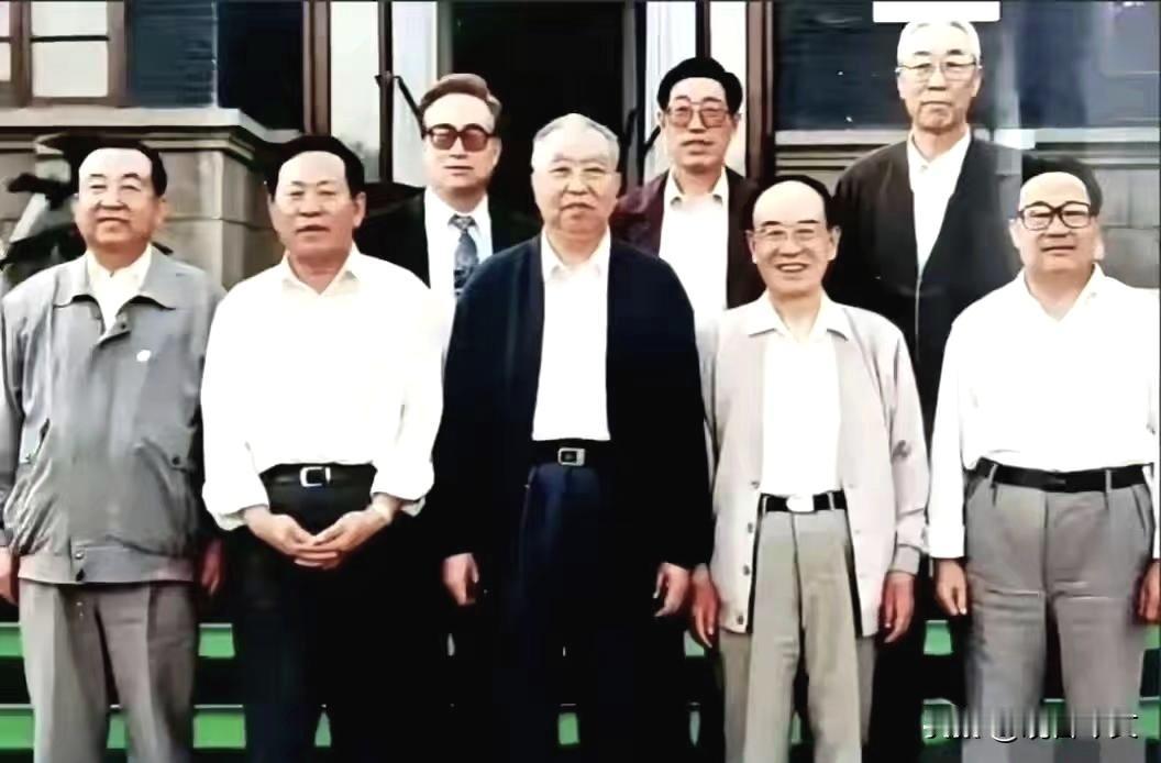 历史时光
这张照片拍摄于1995年6月，记录了华国锋同志生前最后一次回到故乡山西