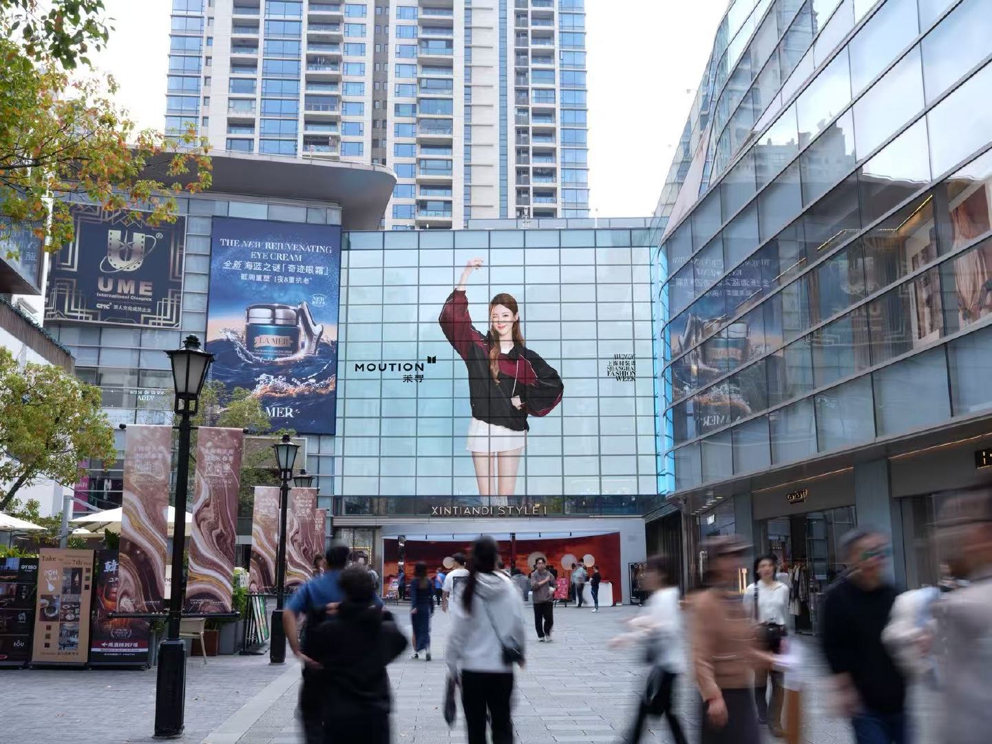 赵露思亮相上海时装周 独一份的时尚荣耀！赵露思成本届上海时装周唯一同时拥有秀场出