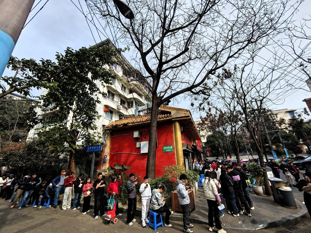 成都玉林小区的烤兔有多招人喜欢，随时都排长队，基本上要排一个多小时才能买到。生意