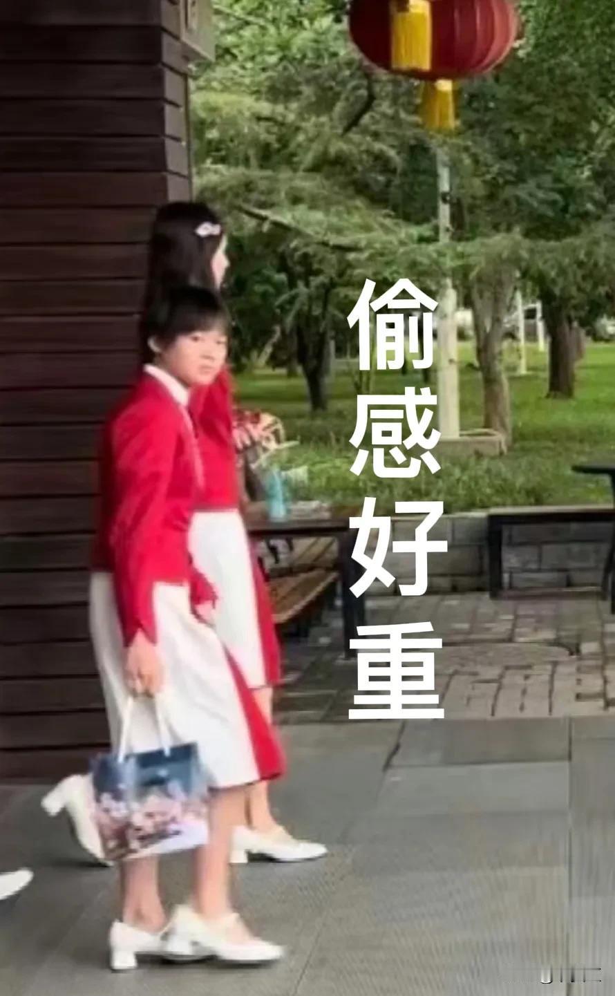 全红婵，偷感好重哈哈
准备去参加表彰大会了！

全妹穿上小西装小旗袍再配上高跟鞋