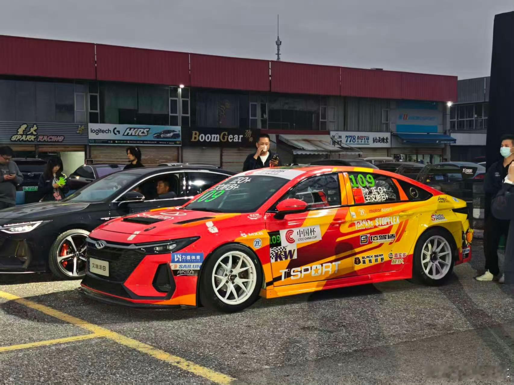 听说艾瑞泽8Pro 400T的上市发布是在赛道里举办的，我还以为目前只有领克才会