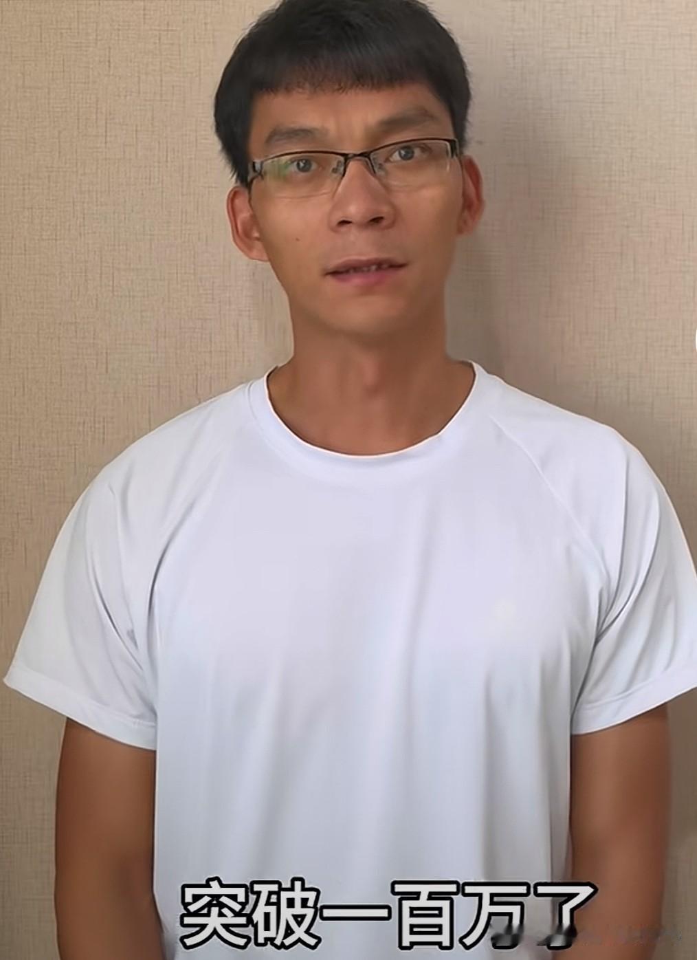 今天傍晚，唐尚珺更新了一条短视频，正式宣告自己账号的粉丝量成功突破一百万。镜头中