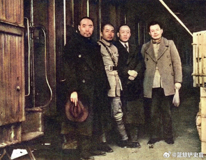 一张罕见旧照，这是1938年春天，彭总从抗日前线来到八路军武汉办事处，周恩来、叶