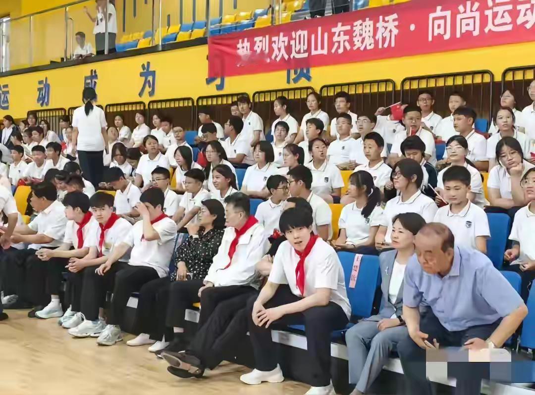 好温柔好有耐心的楚钦哥哥，和小朋友在一起真的很快乐🙂他是真的很喜欢小孩子，全程