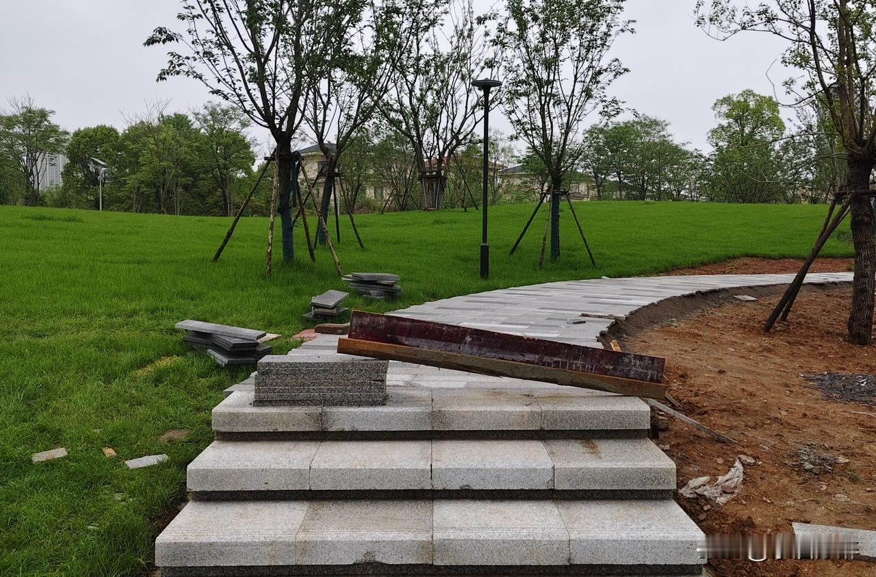 老板嘴巴里的小事，如今成了实实在在的拦路虎。
春天雨水比较多，干两天就要休息一天