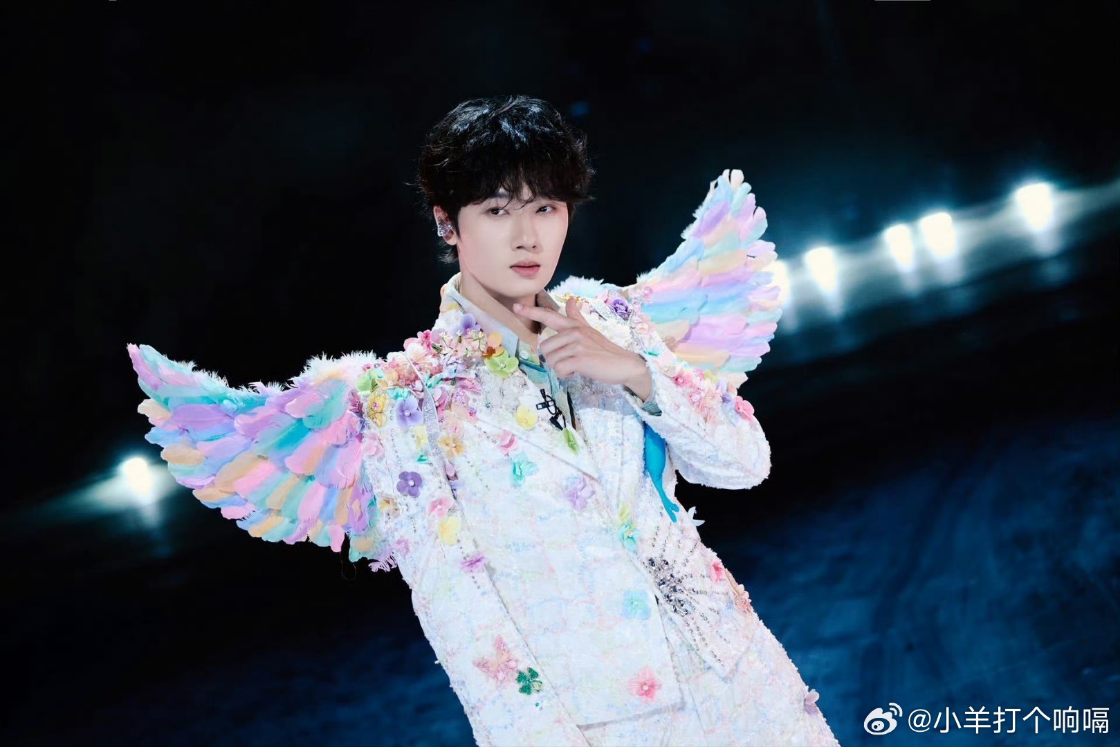 蒋敦豪炫舞皮肤哪买的哈哈哈哈蒋敦豪这身是去哪个“家族”定制的炫舞皮肤啊！花外套小