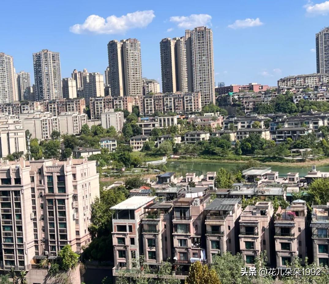对面的联排边户居然可以这样违建，确实厉害，又扩大了很多面积