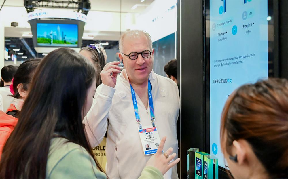 時空壺AI同傳耳機CES秀到老外，嘈雜環境中清晰實時翻譯，延遲低至2秒級