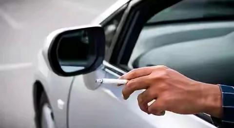 “吸烟不开车，车里的点烟器是干嘛的？”苏州一男子有烟瘾，经常烟不离手，开车时也忍