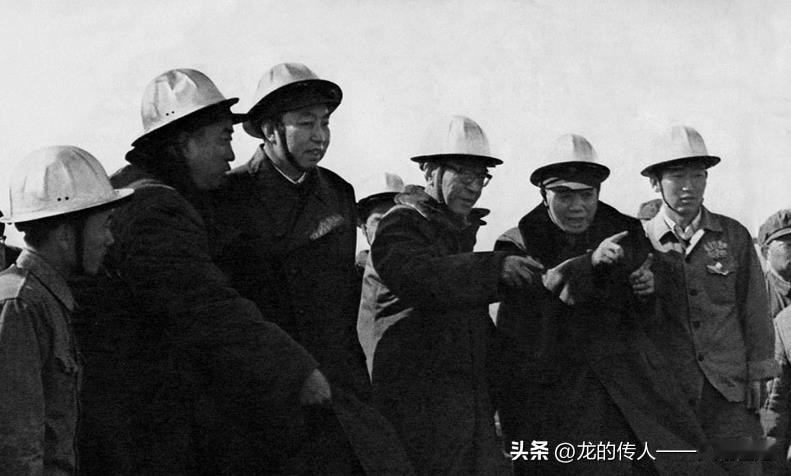 1977年4月19日，华国锋来到铁人王进喜带领过的钢铁1205钻井队。华国锋头戴