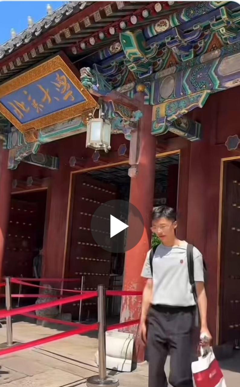小学文化的网红郭有才，被北大国学研修班录取了。
很多人说他不配，觉得这是“交钱就