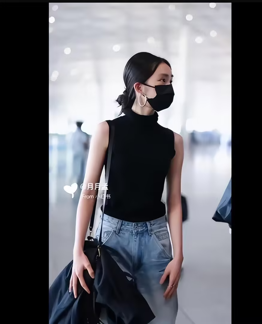 黄多多机场现身，黑色无袖上衣，少女感十足！ 