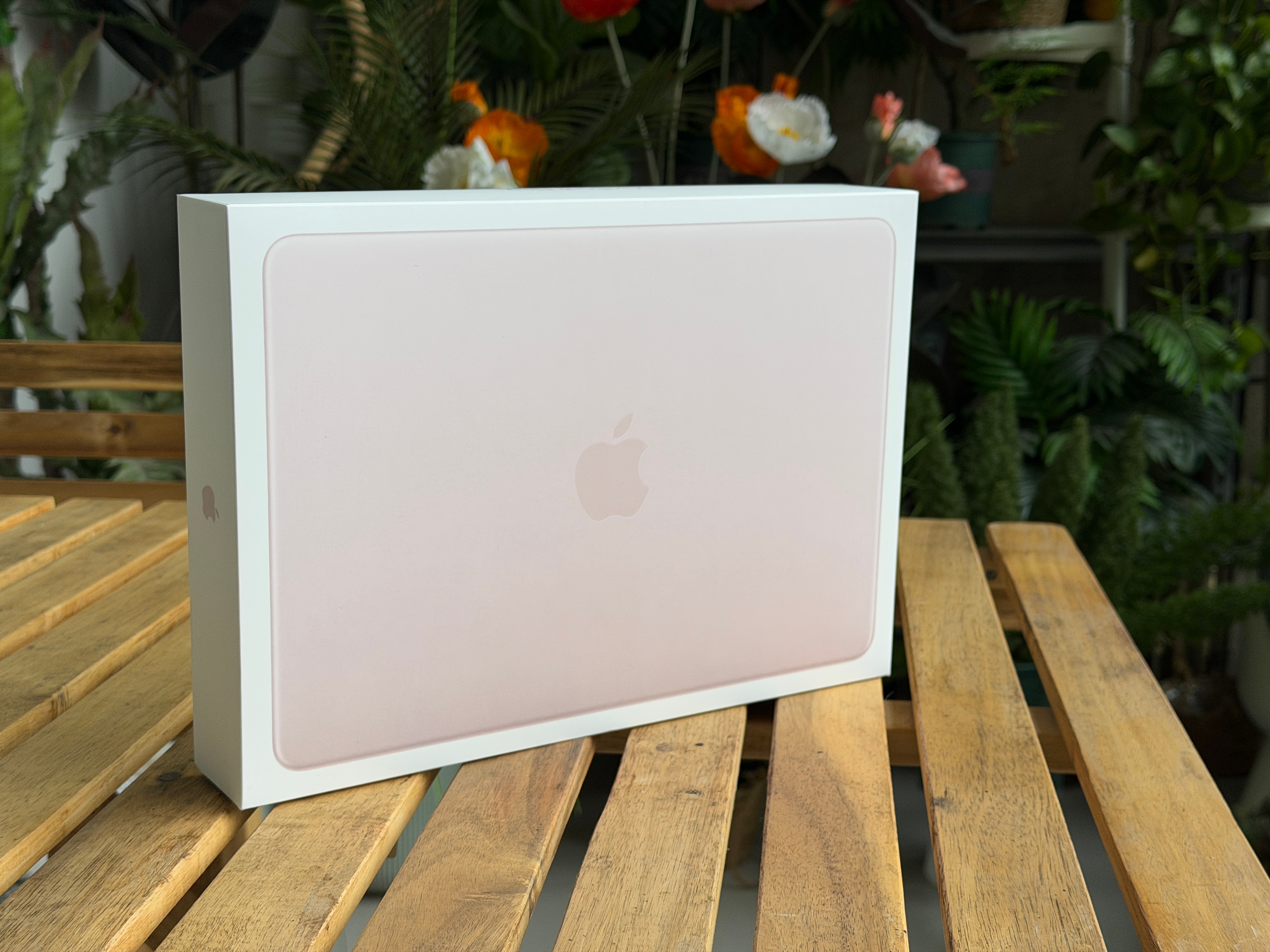 尊贵的Macbook Neo收到了！ 一如既往的精致、全铝机身、不过还是有点重量