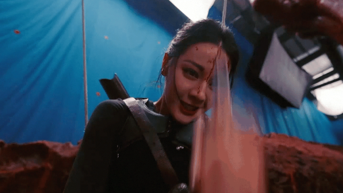 迪丽热巴饰演的聂九罗有着坚毅冷静的神情。在面对危机时，她气场全开，是霸气的枭主。