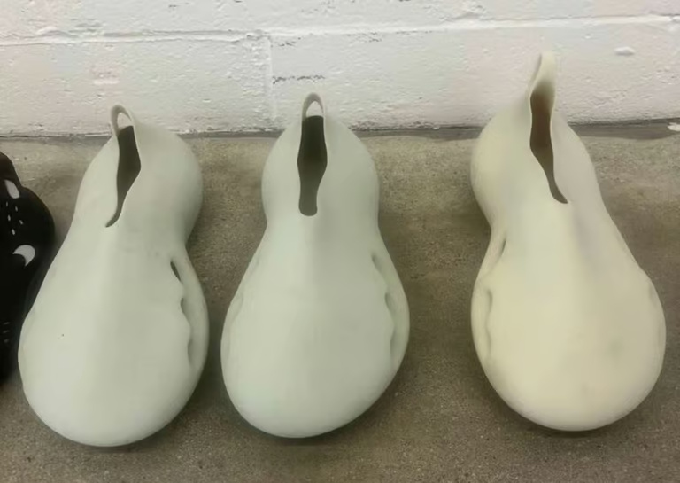 Yeezy 过几日将推出新鞋 AQ-01  之前没有任何曝光 据怀疑这双可能是之