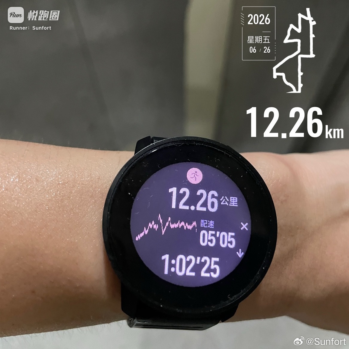 跑步 跑步一小时。04:04开跑，24°C，体感25°C，相对湿度93％。晚上才